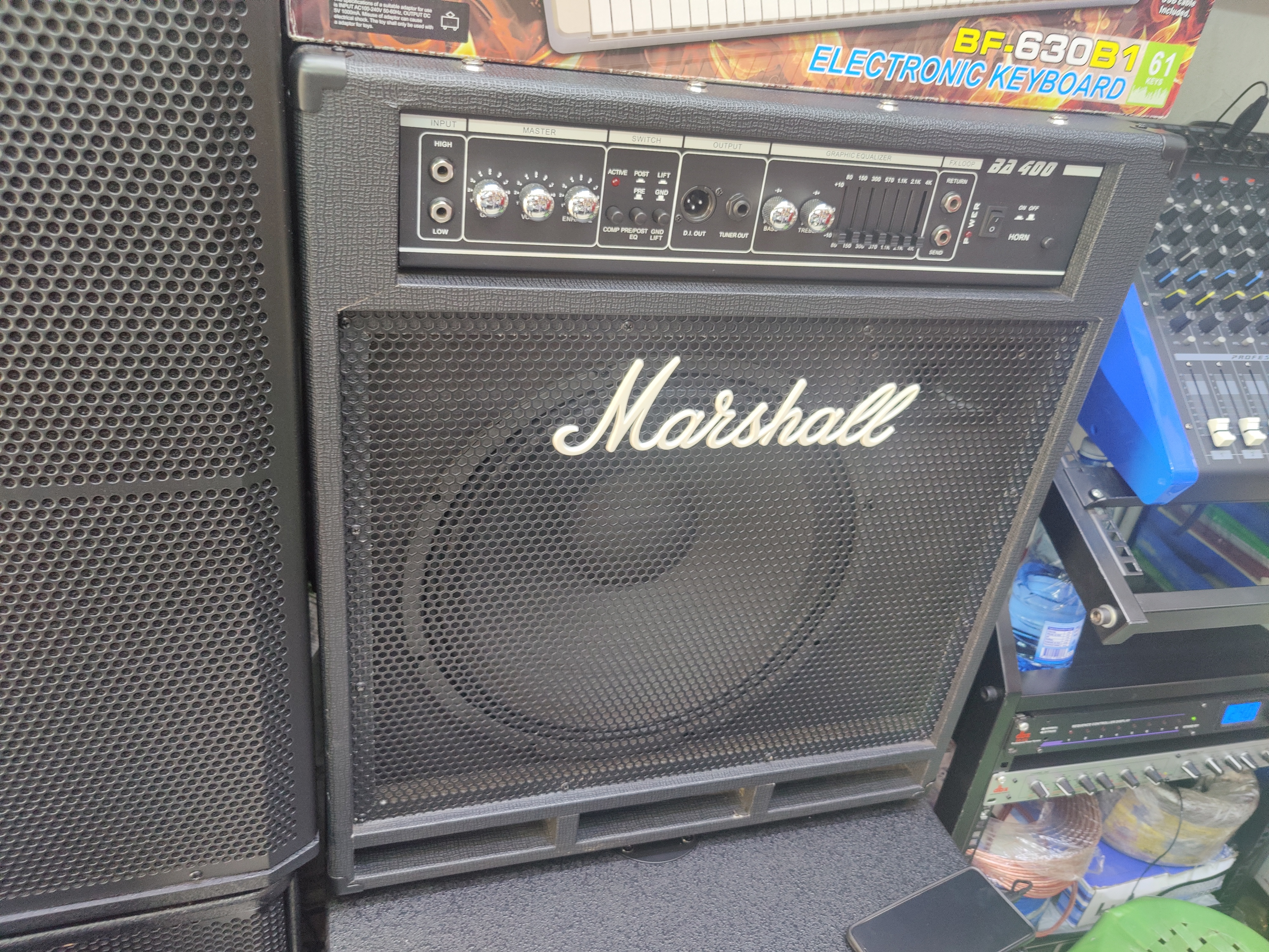 Marshall BA400 professional bass amplifier with graphic EQ, XLR DI output, effects loop, tuner output, switchable horn, and high-power speaker for live performance and studio use.